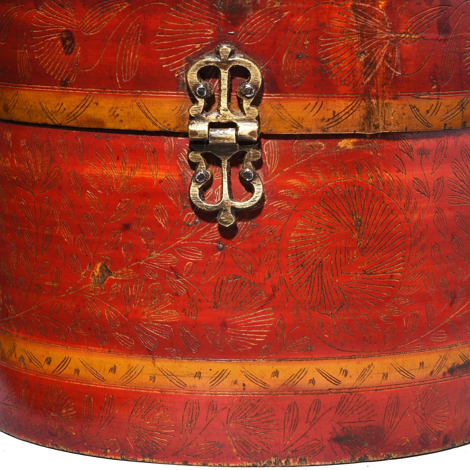 Regency Style Red Lacquer Pot From Rajasthan - 19th Century