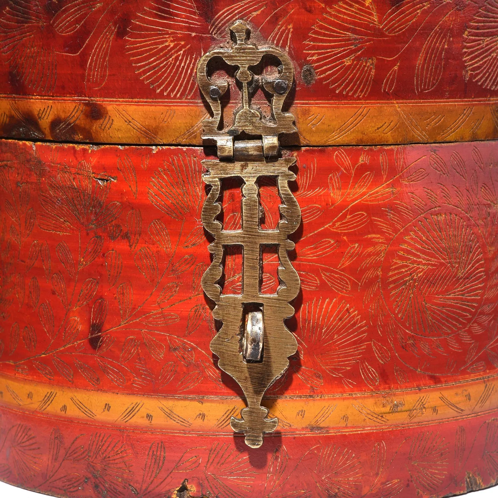 Regency Style Red Lacquer Pot From Rajasthan - 19th Century